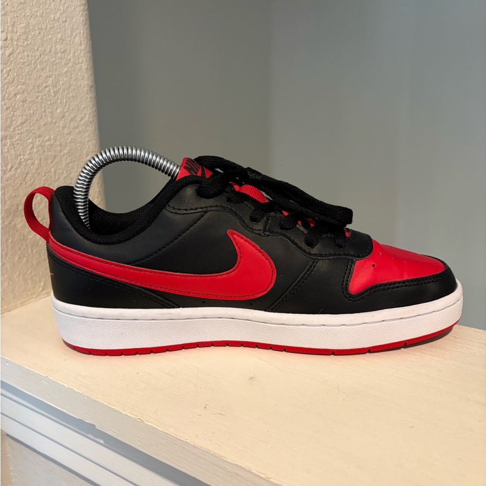 Nike Boys Court Borough Low 2 GS 'Bred' BQ5448-007 Sneakers- Size 5Y - Picture 5 of 9